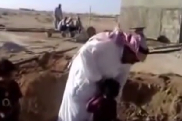 شاهد كيف أدخل أب ابنه داخل بئر في السعودية